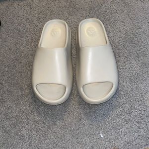 Yeezy slides (No Box)